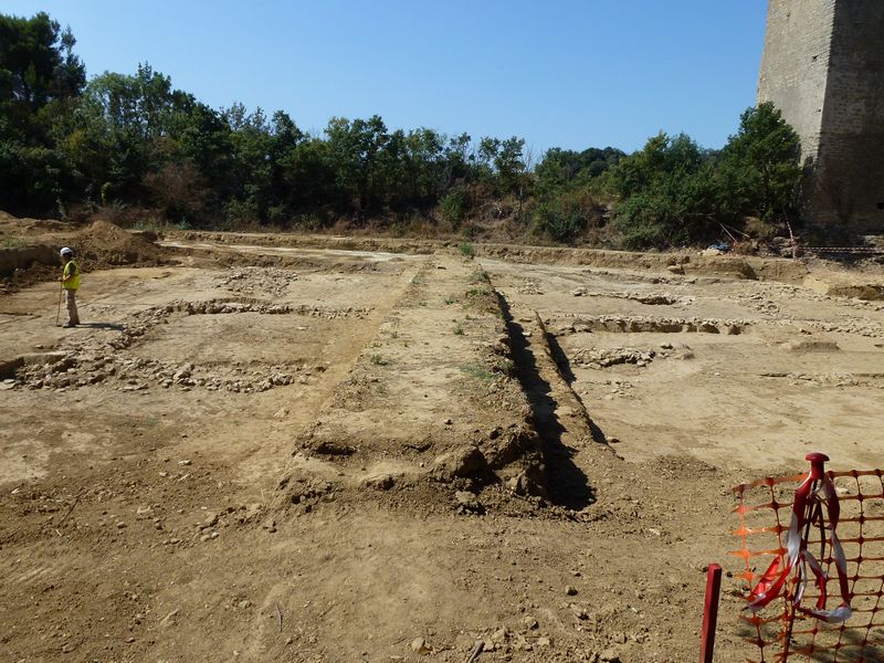 Découverte d'un bâtiment de 22 m que l'on voit de part et d'autre du terre-plein central.